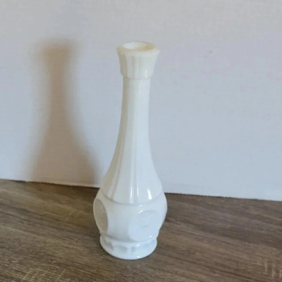 Vintage  Milk Glass Eagle Vase - Picture 4 of 8